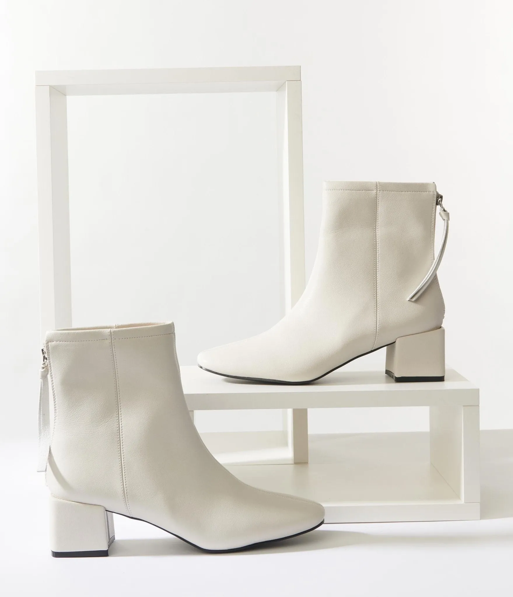 Unique Vintage White Leatherette Mod Sinatra Bootie